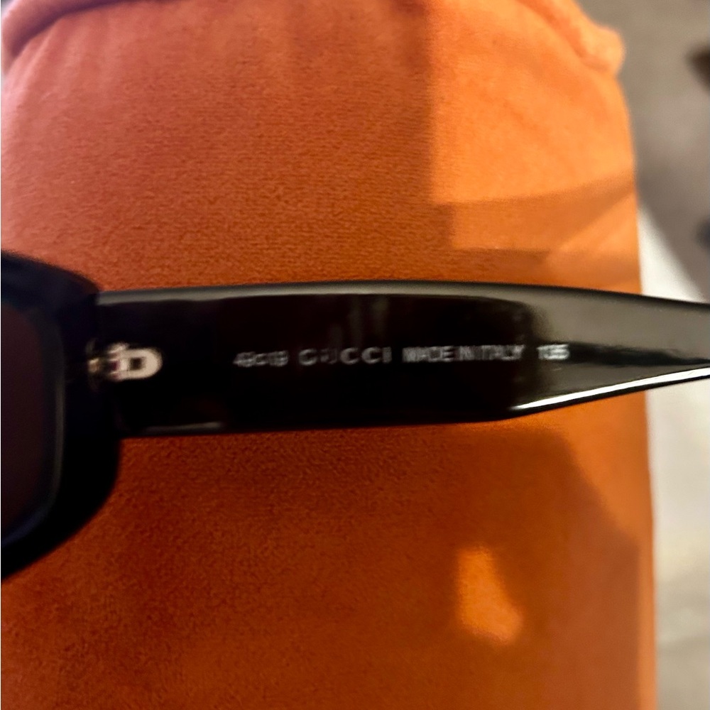 Gucci Black Sunglasses with Glossy Finish - Picture 4 of 6
